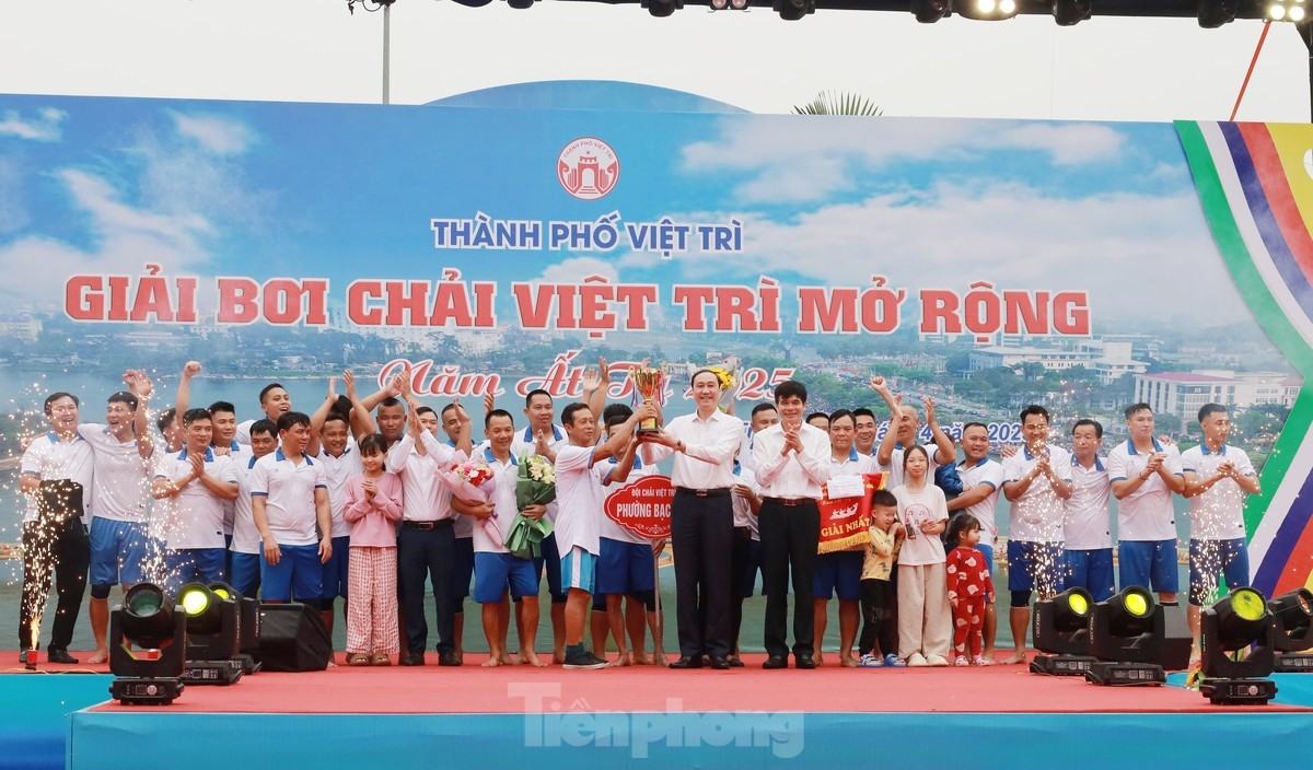 Sau thời gian tranh tài của 9 đội bơi, Ban tổ chức đã trao giải Nhất cho đội chải phường Bạch Hạc (TP. Việt Trì), giải Nhì đội chải huyện Đoan Hùng, đồng giải Ba cho đội chải huyện Cẩm Khê và huyện Tam Nông.