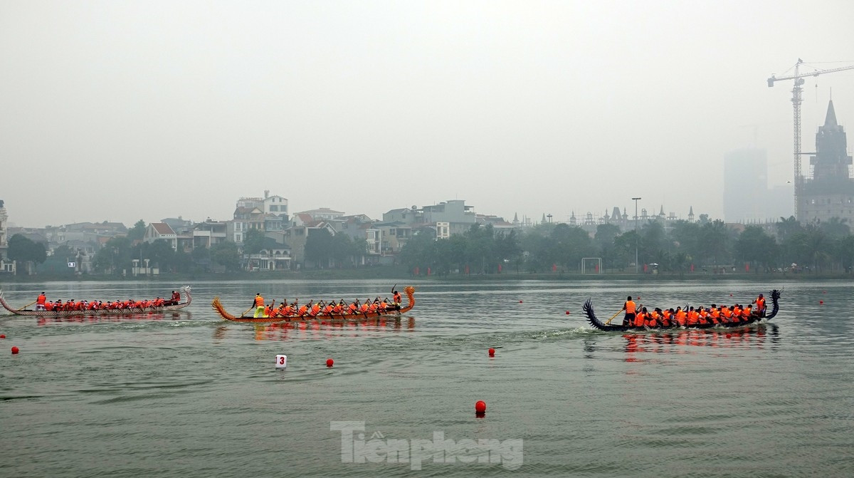 Tham giải có 9 đội, gần 300 vận động viên tham gia gồm TP. Việt Trì có 5 đội (phường Bạch Hạc, Dữu Lâu; các xã Sông Lô, Phượng Lâu, Trưng Vương), các huyện Thanh Thuỷ, Cẩm Khê, Tam Nông và Đoan Hùng. Các đội bơi chải phải hoàn thành đường bơi với cự ly 2,6 km.