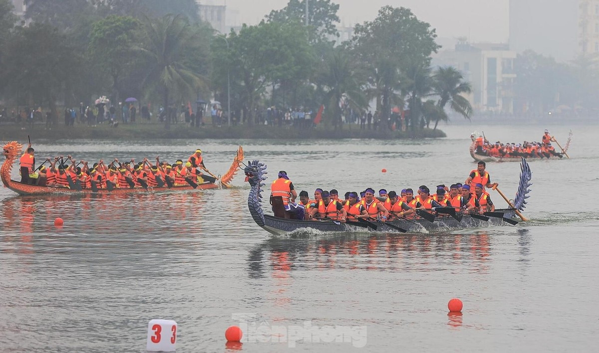 Bất chấp mưa giông, hàng nghìn người đổ về xem đua thuyền rồng trên Đất Tổ  7