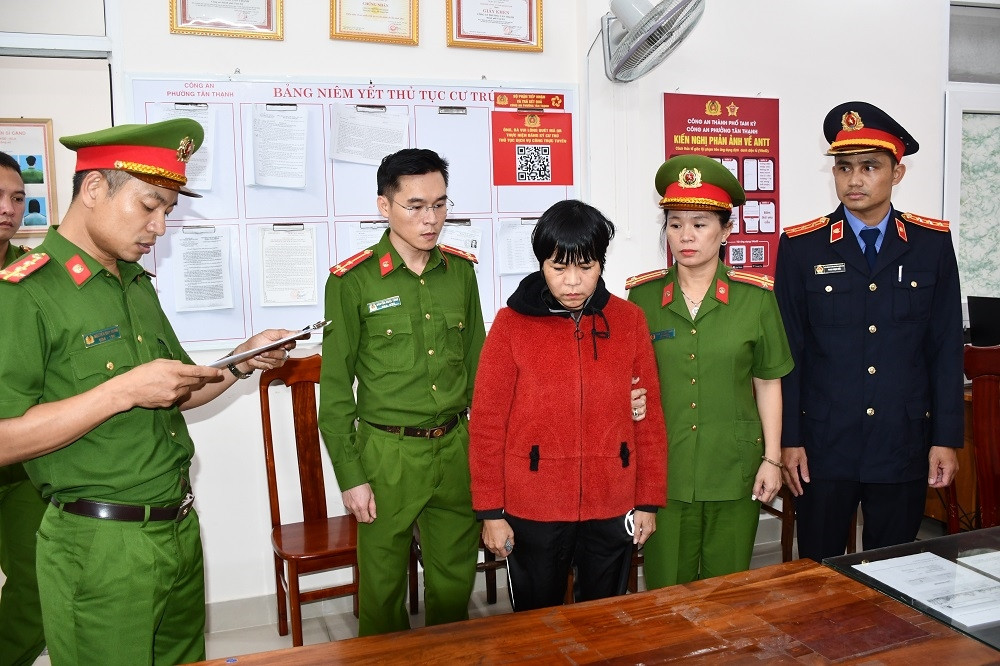 Công an tống đạt các quyết định tố tụng đối với bà Tô Thị Ty Na. (Ảnh Công an Quảng Nam).