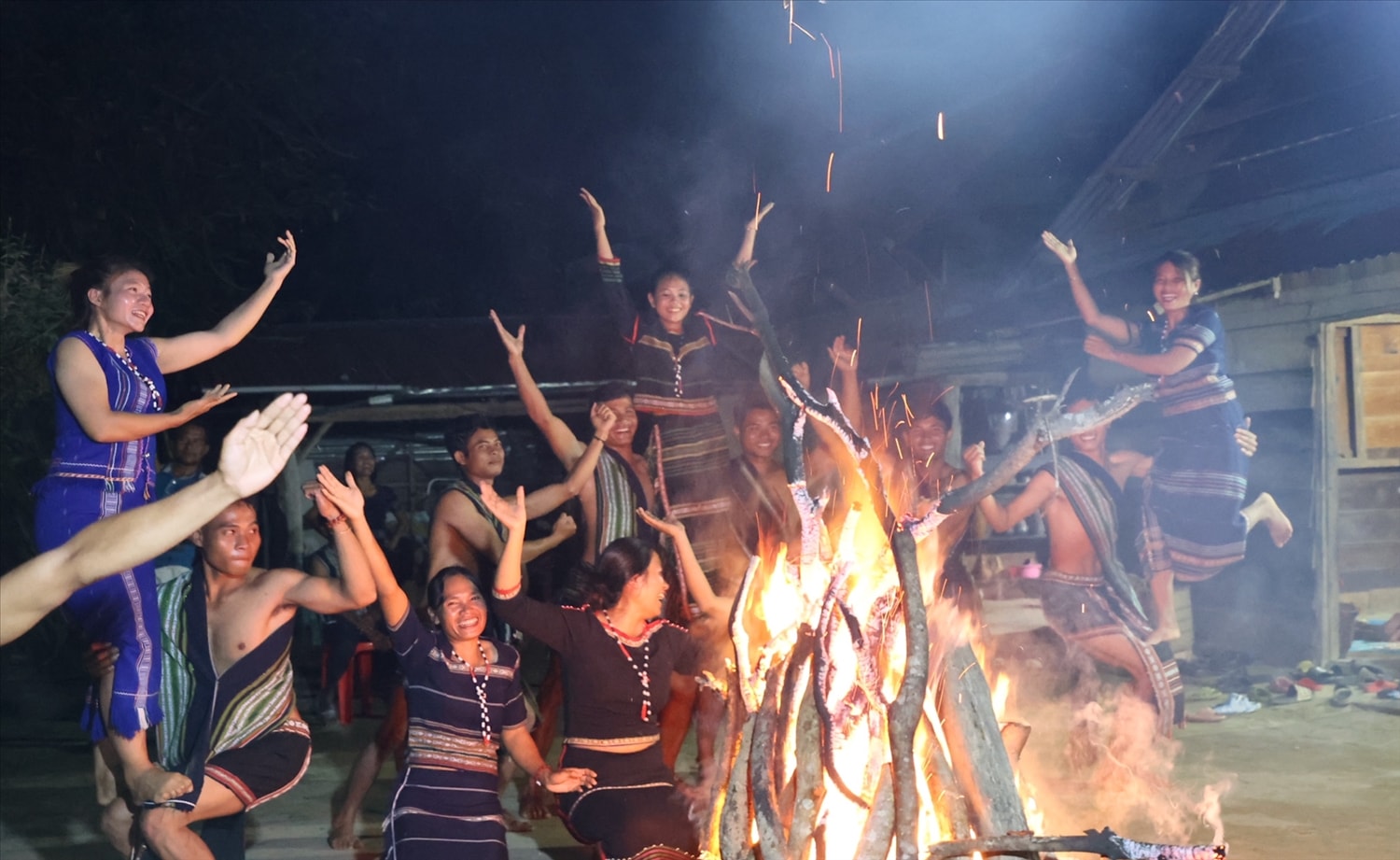 Duy trì hoạt động văn hoá nghệ thuật truyền thống giúp gắn kết Nhân dân trong cộng đồng
