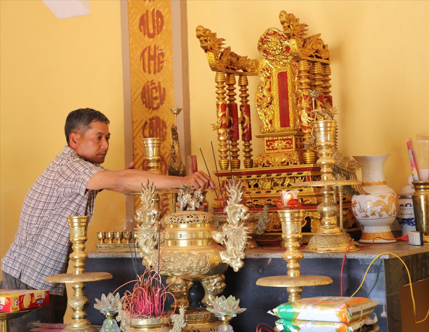 Chính điện của đền thờ Vua Hùng ở xã Đắk Buk So đặt bàn thờ và linh vị của Vua Hùng