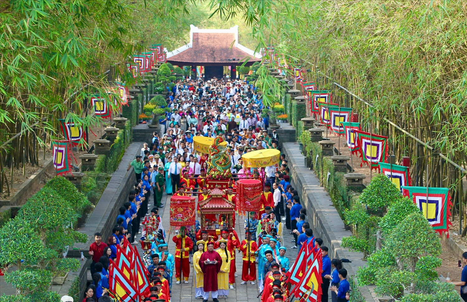 Đoàn rước lễ tiến vào Khu tưởng niệm Vua Hùng có sự tham gia của lãnh đạo TP. Hồ Chí Minh và đông đảo bà con Nhân dân