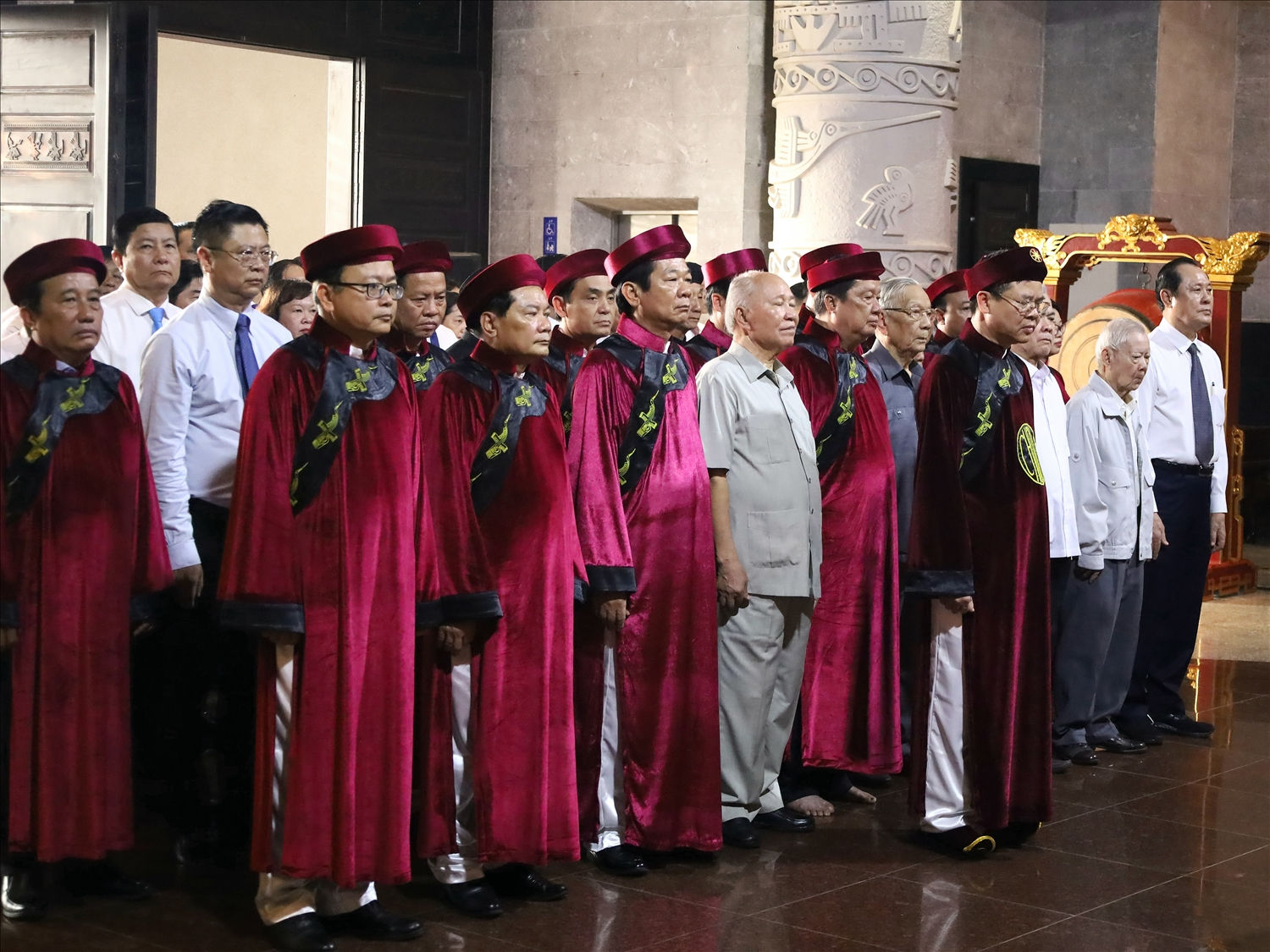Lãnh đạo TP. Cần Thơ bày tỏ lòng tri ân các Vua Hùng (Ảnh: Trung Phạm)