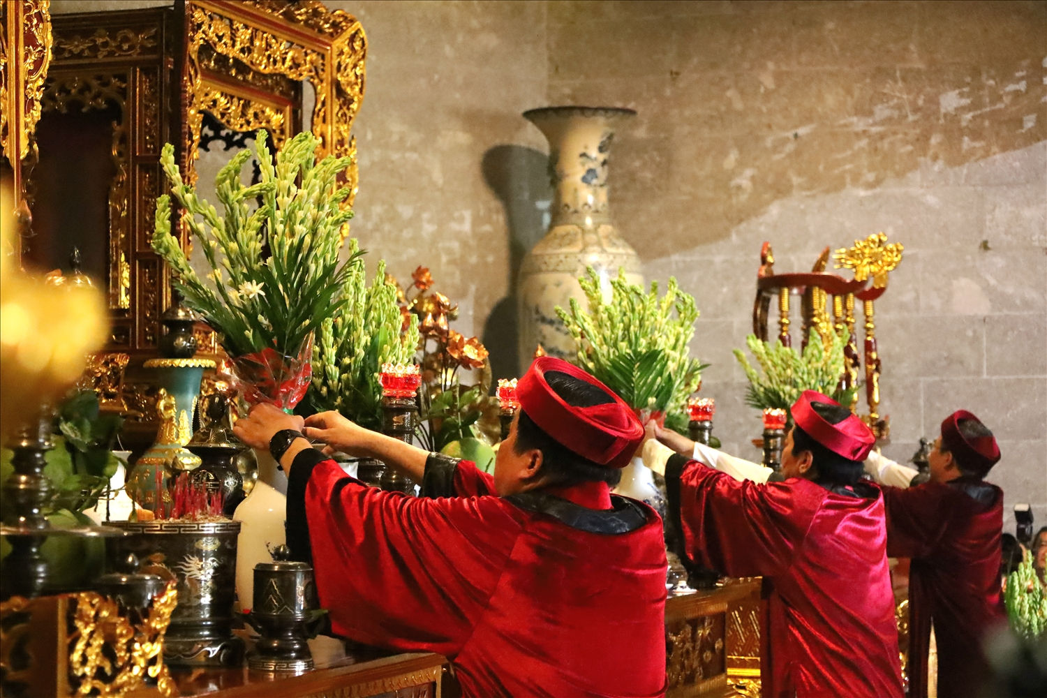 Các đại biểu dâng hương tưởng nhớ Quốc Tổ Hùng Vương (Ảnh: Trung Phạm)