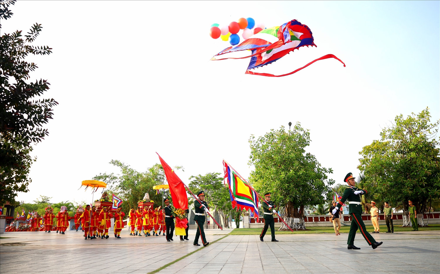 Đội nghi thức dâng hoa, dâng bánh và phẩm vật chuẩn bị tiến vào Đền chính (Ảnh: Trung Phạm)
