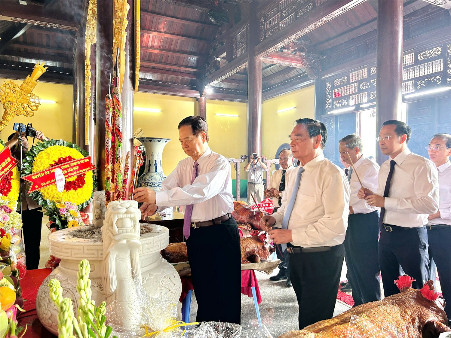 Các đại biểu nguyên lãnh đạo Đảng, Nhà nước; lãnh đạo tỉnh Kiên Giang dâng hương tưởng nhớ các Vua Hùng