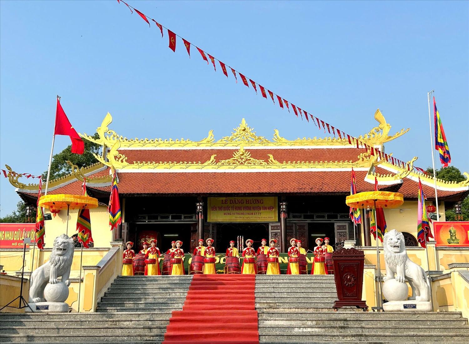 Đền thờ Quốc tổ Hùng Vương nằm ở khu phố Đông Bình, thị trấn Tân Hiệp, huyện Tân Hiệp, tỉnh Kiên Giang