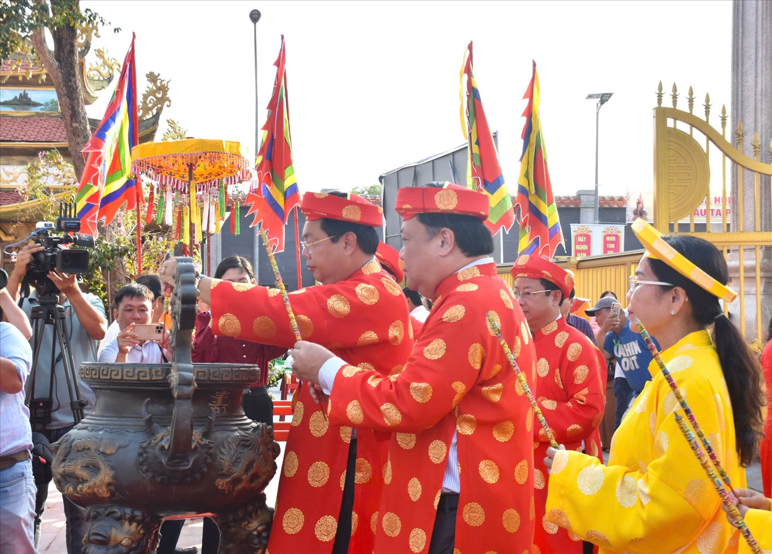 Lãnh đạo, nguyên lãnh đạo tỉnh Cà Mau dâng hương đến các Vua Hùng tại buổi Lễ Giỗ Tổ Hùng Vương (Ảnh: Nhật Hồ)