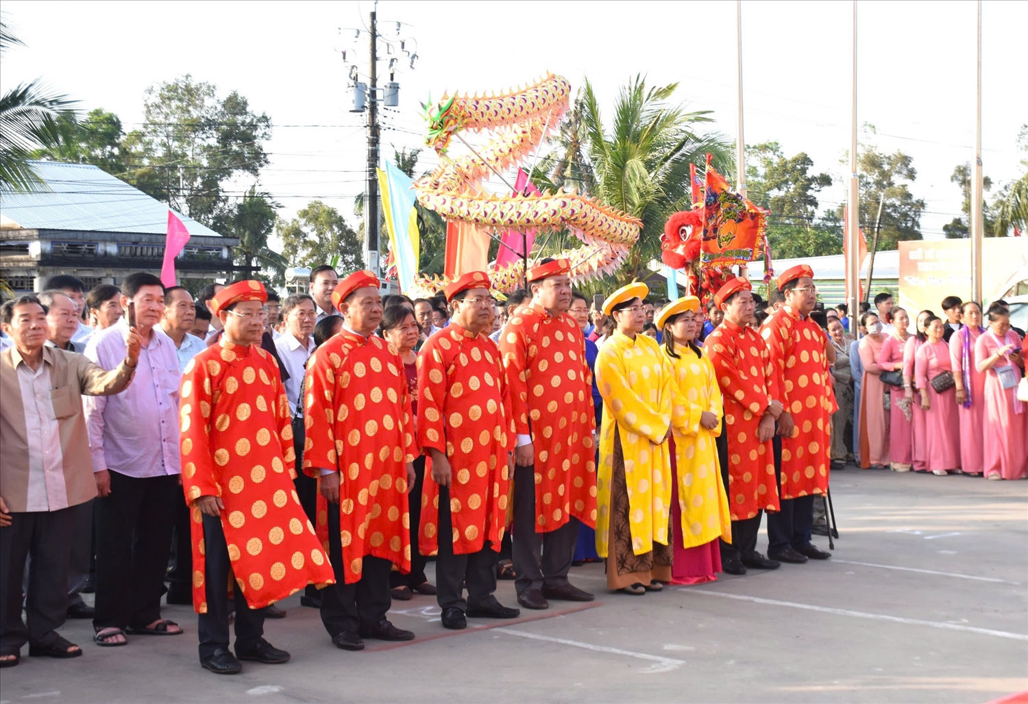 Lãnh đạo, nguyên lãnh đạo tỉnh Cà Mau tri ân công đức các Vua Hùng, cùng các bậc tiền nhân