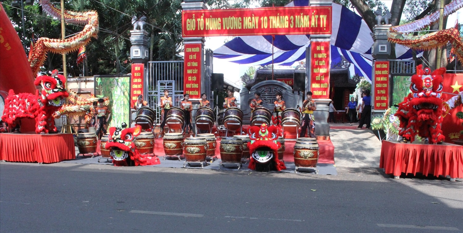 Emm kg tin: Đắk Lắk: Gói bánh chưng, giã bánh giầy dâng lên các vị Vua Hùng 10