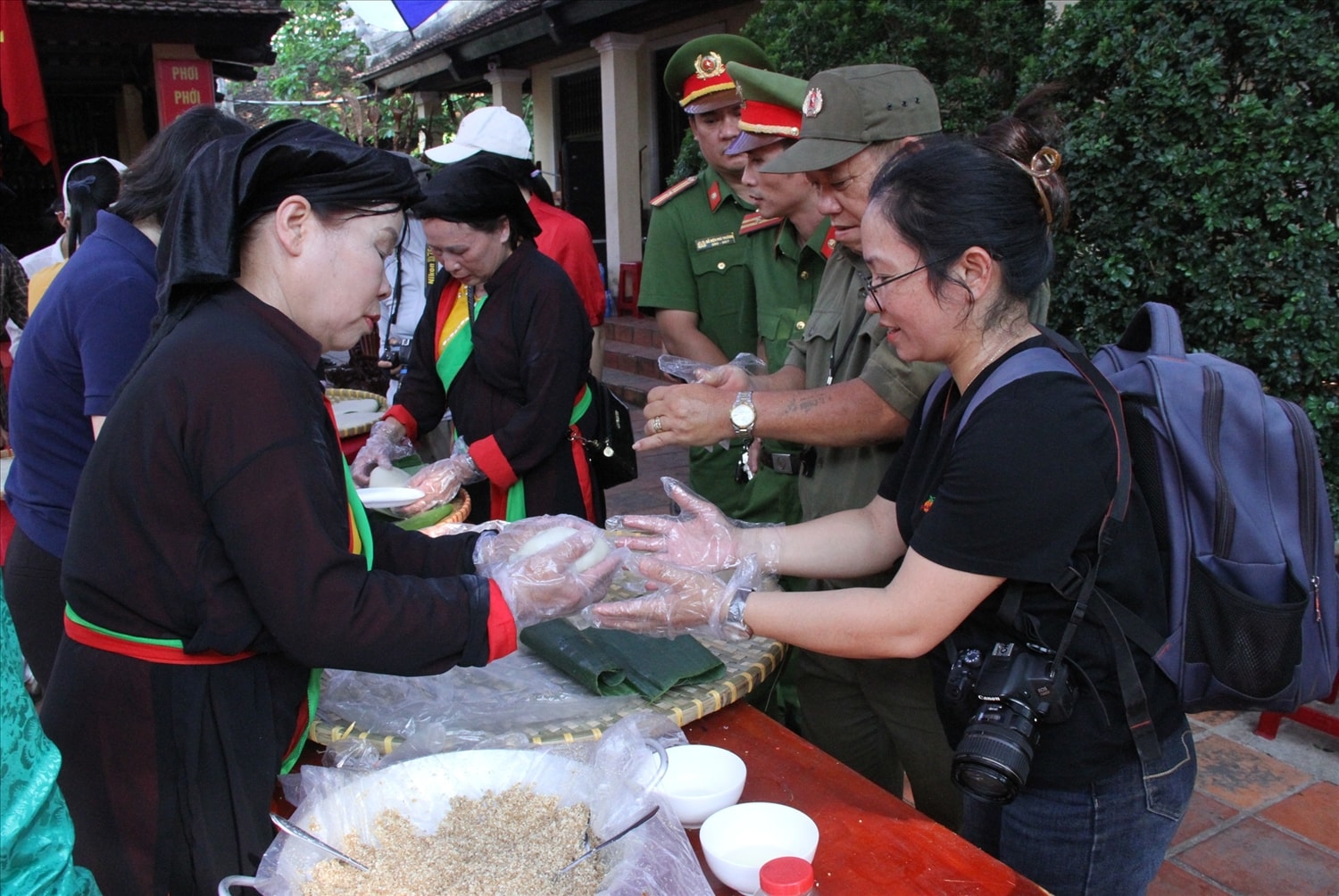 Emm kg tin: Đắk Lắk: Gói bánh chưng, giã bánh giầy dâng lên các vị Vua Hùng 11