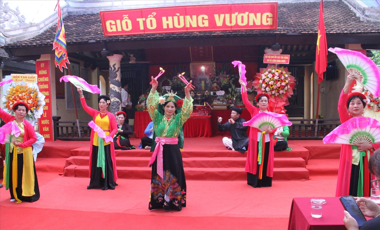 Emm kg tin: Đắk Lắk: Gói bánh chưng, giã bánh giầy dâng lên các vị Vua Hùng 13