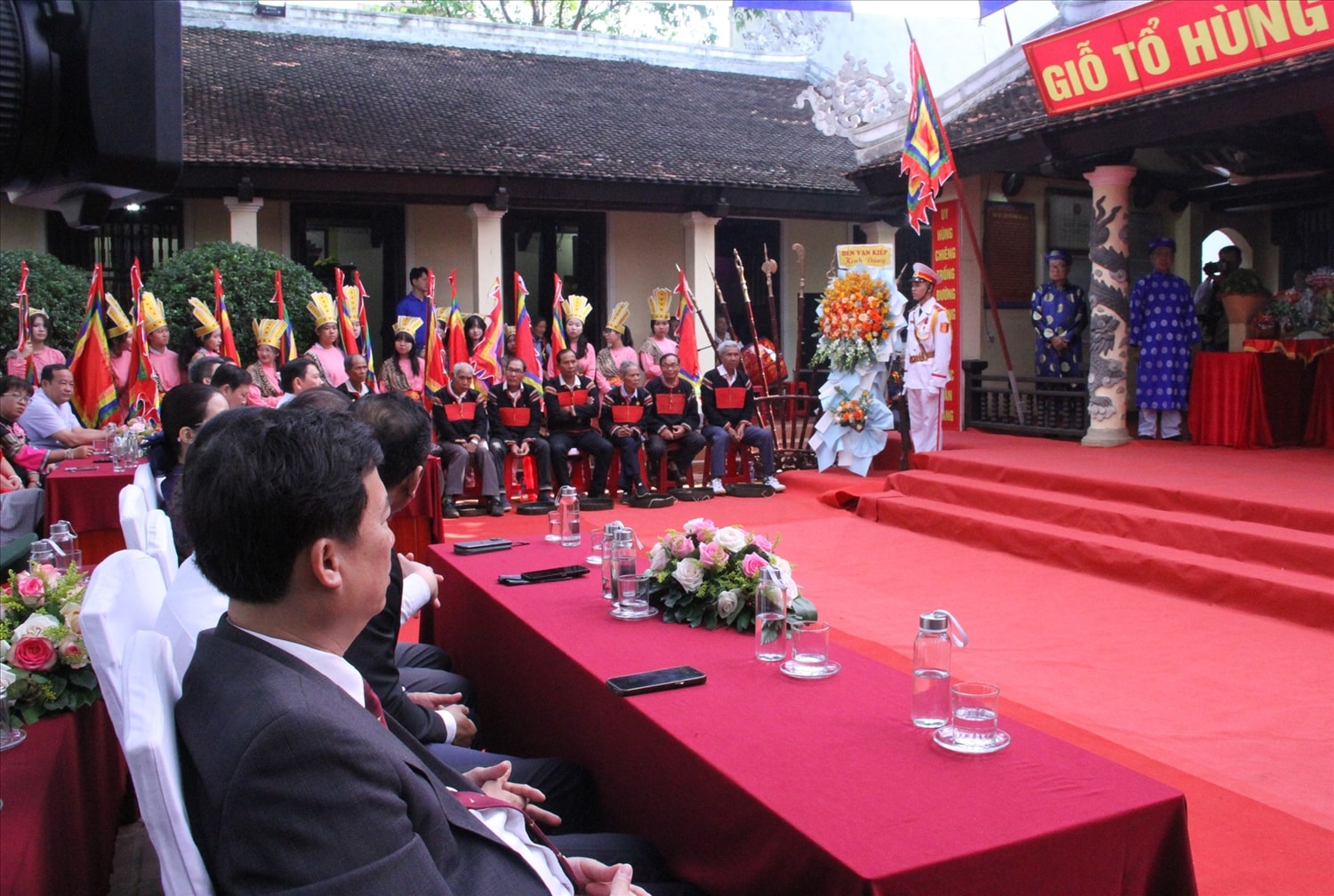 Các đại biểu và Nhân dân dự lễ lắng nghe trong tiếng chiêng ngân tại Lễ Giỗ tổ