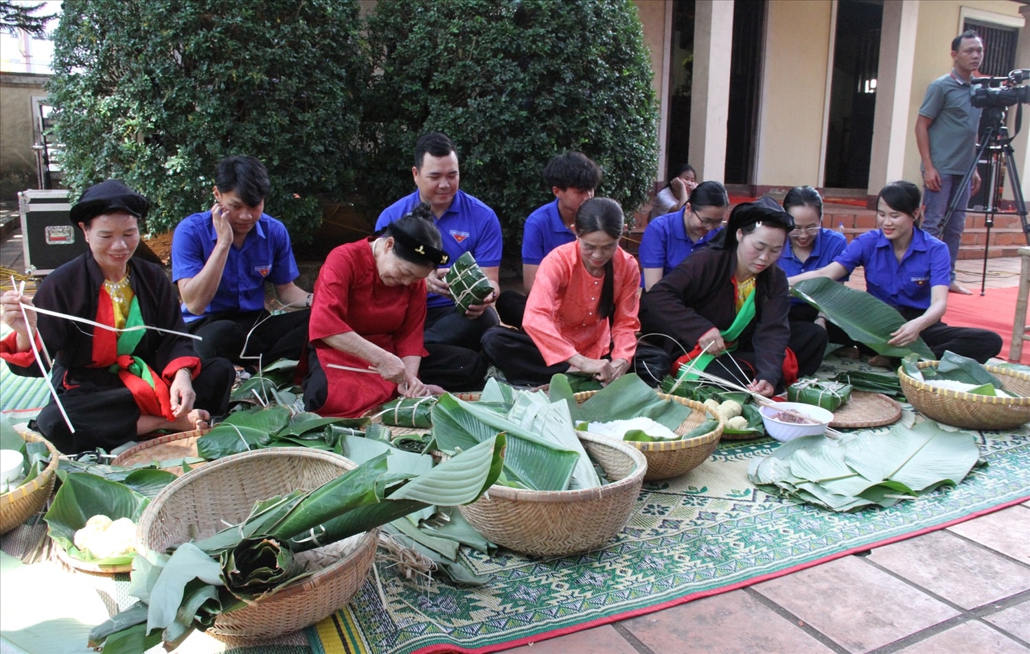 Emm kg tin: Đắk Lắk: Gói bánh chưng, giã bánh giầy dâng lên các vị Vua Hùng 7