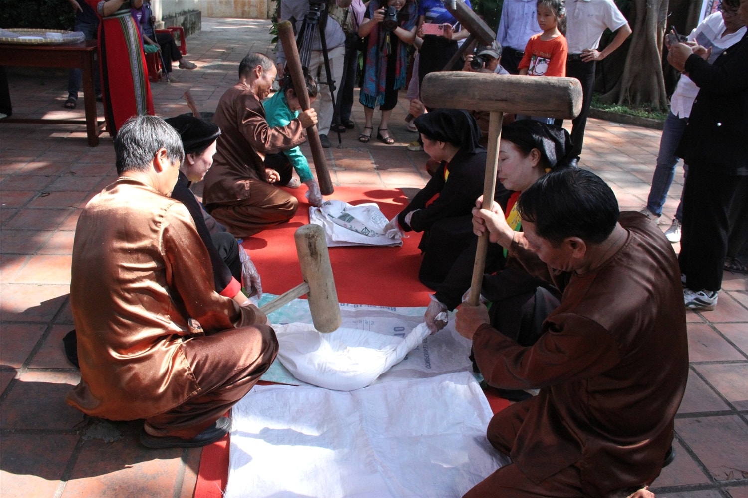 Emm kg tin: Đắk Lắk: Gói bánh chưng, giã bánh giầy dâng lên các vị Vua Hùng 8