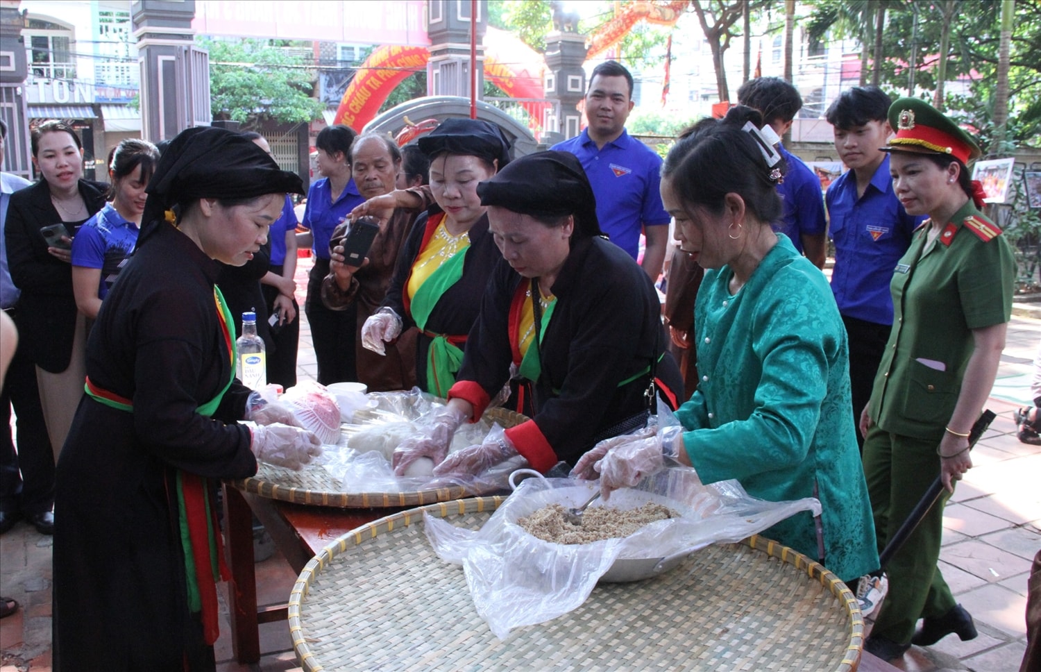 Emm kg tin: Đắk Lắk: Gói bánh chưng, giã bánh giầy dâng lên các vị Vua Hùng 3