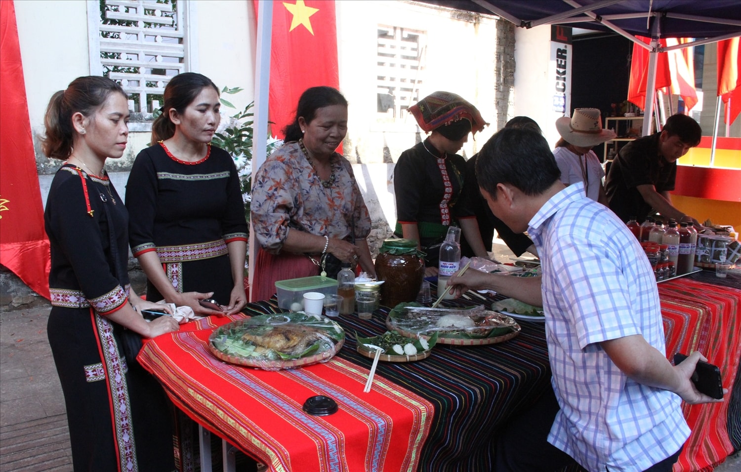 Emm kg tin: Đắk Lắk: Gói bánh chưng, giã bánh giầy dâng lên các vị Vua Hùng 6