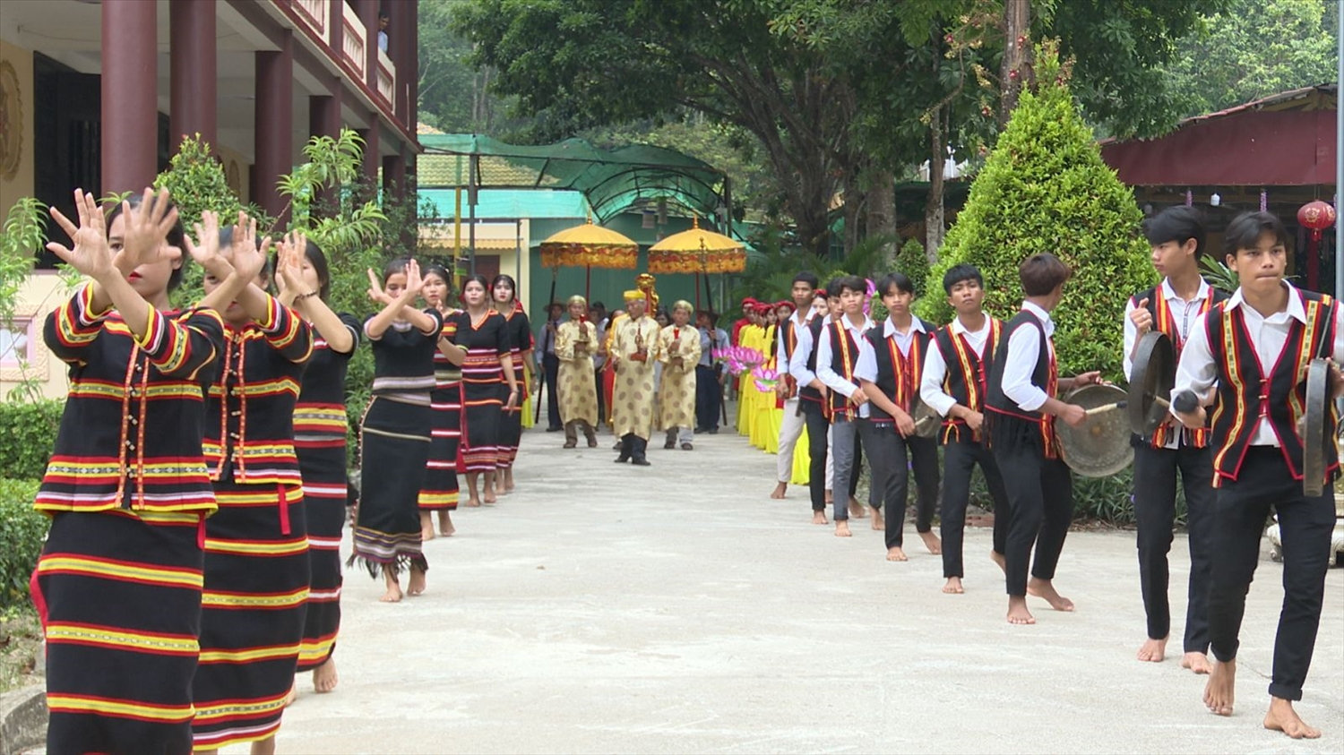 Đội cồng chiêng, xoang làng Kon K’Lốc, xã Đăk Mar tham gia trình diễn phục vụ các hoạt động trong lễ Giỗ Tổ Hùng Vương Đội cồng chiêng, xoang làng Kon K’Lốc, xã Đăk Mar tham gia trình diễn phục vụ các hoạt động trong lễ Giỗ Tổ Hùng Vương
