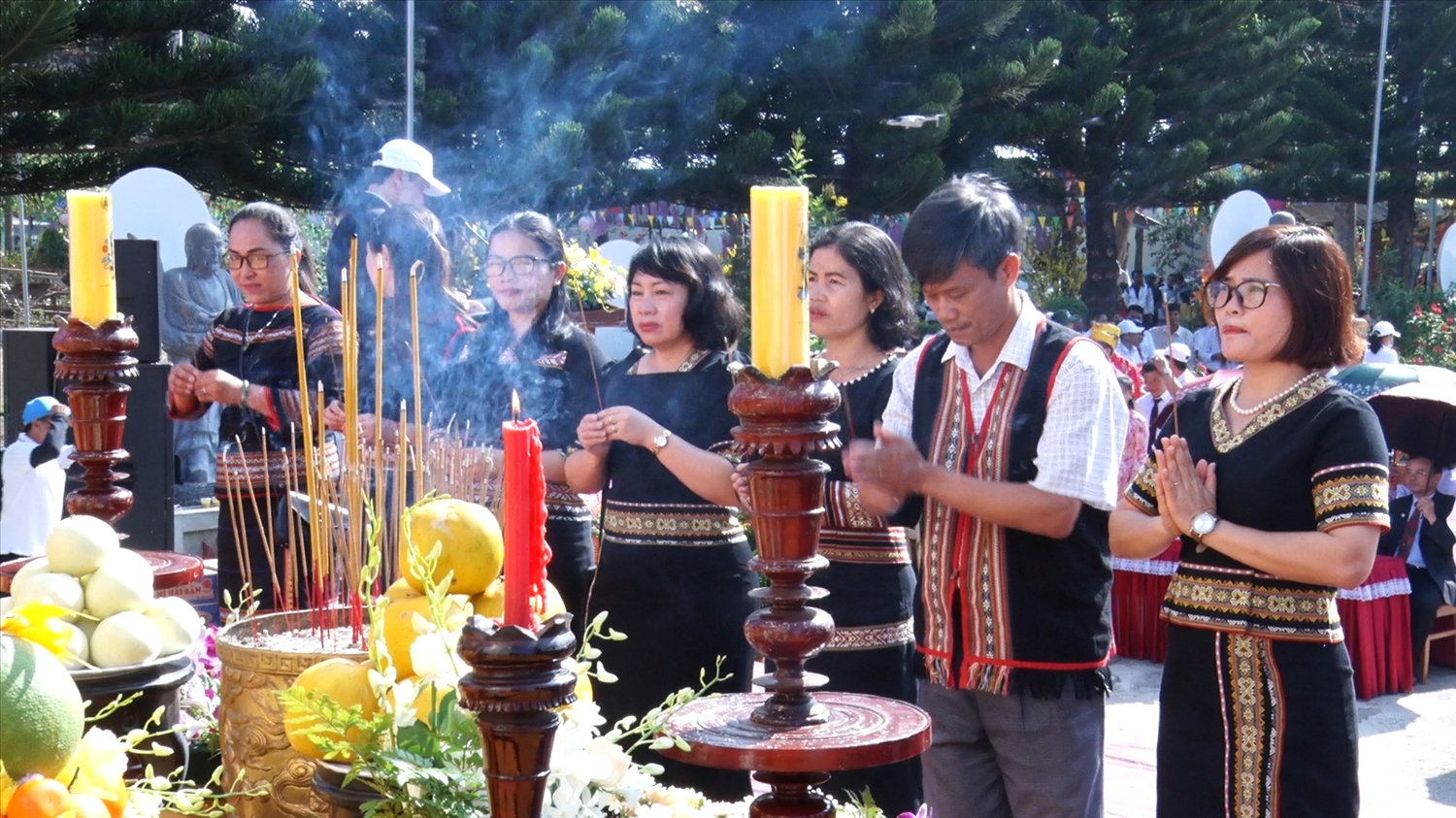Nhân dân các dân tộc huyện Đăk Hà dâng hương tưởng nhớ công ơn các Vua Hùng Nhân dân các dân tộc huyện Đăk Hà dâng hương tưởng nhớ công ơn các Vua Hùng