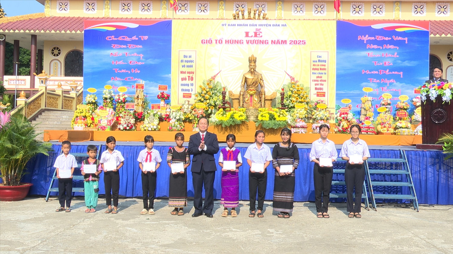Lãnh đạo huyện Đăk Hà trao học bổng cho các em học sinh có hoàn cảnh khó khăn trên địa bàn huyện Lãnh đạo huyện Đăk Hà trao học bổng cho các em học sinh có hoàn cảnh khó khăn trên địa bàn huyện