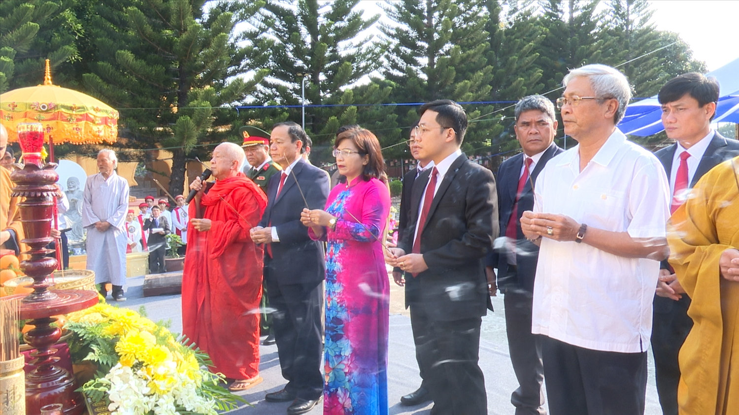 Tập thể lãnh đạo huyện Đăk Hà thành kính dâng hương tưởng nhớ công ơn các Vua Hùng Tập thể lãnh đạo huyện Đăk Hà thành kính dâng hương tưởng nhớ công ơn các Vua Hùng