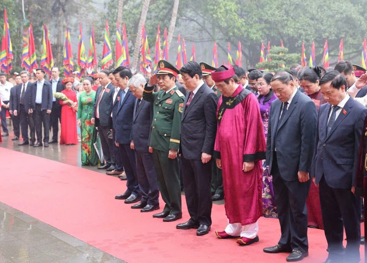 Chủ tịch nước Lương Cường cùng các đại biểu dâng hương tưởng niệm các Vua Hùng