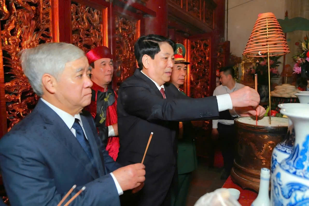 Chủ tịch nước Lương Cường cùng các đại biểu dâng hương tri ân công đức tổ tiên