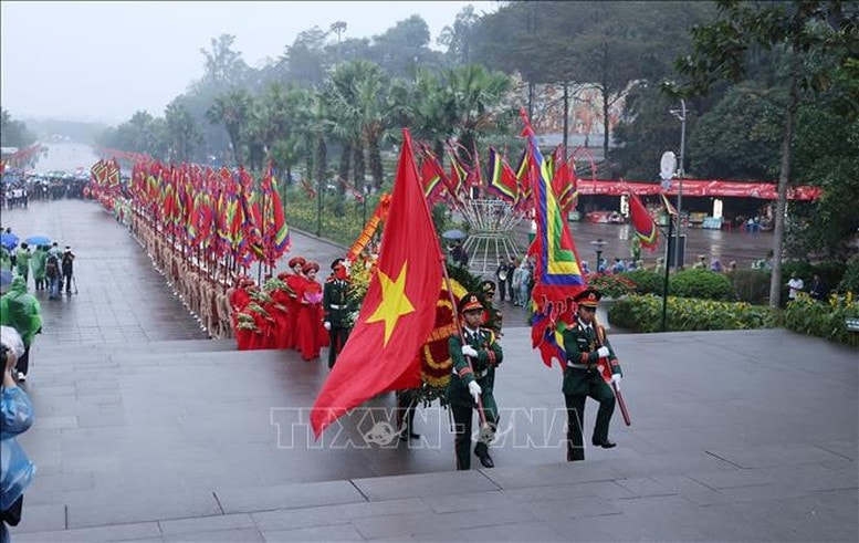 Dẫn nguồn -Chủ tịch nước Lương Cường dâng hương tưởng niệm các Vua Hùng 1