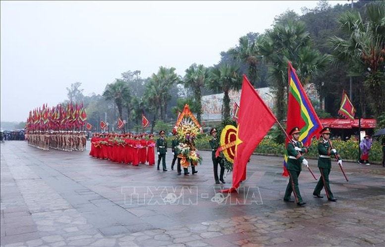 Đoàn dâng hương khởi hành lên núi Nghĩa Lĩnh. Ảnh: TTXVN Đoàn dâng hương khởi hành lên núi Nghĩa Lĩnh. Ảnh: TTXVN