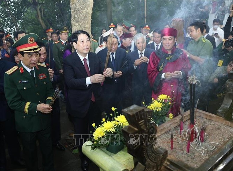 Chủ tịch nước Lương Cường dâng hương tại Lăng Vua Hùng. Ảnh: TTXVN Chủ tịch nước Lương Cường dâng hương tại Lăng Vua Hùng. Ảnh: TTXVN