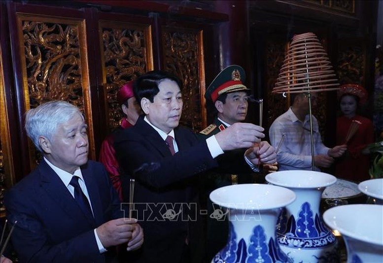 Chủ tịch nước Lương Cường cùng lãnh đạo Đảng, Nhà nước dâng hương tại Đền Thượng trong Khu di tích lịch sử Quốc gia đặc biệt Đền Hùng. Ảnh: TTXVN Chủ tịch nước Lương Cường cùng lãnh đạo Đảng, Nhà nước dâng hương tại Đền Thượng trong Khu di tích lịch sử Quốc gia đặc biệt Đền Hùng. Ảnh: TTXVN