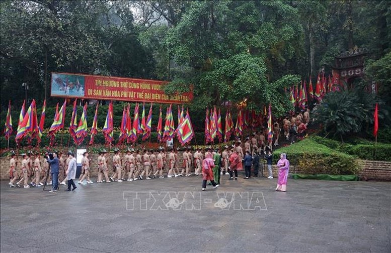 Đoàn dâng hương khởi hành lên núi Nghĩa Lĩnh. Ảnh: TTXVN Đoàn dâng hương khởi hành lên núi Nghĩa Lĩnh. Ảnh: TTXVN