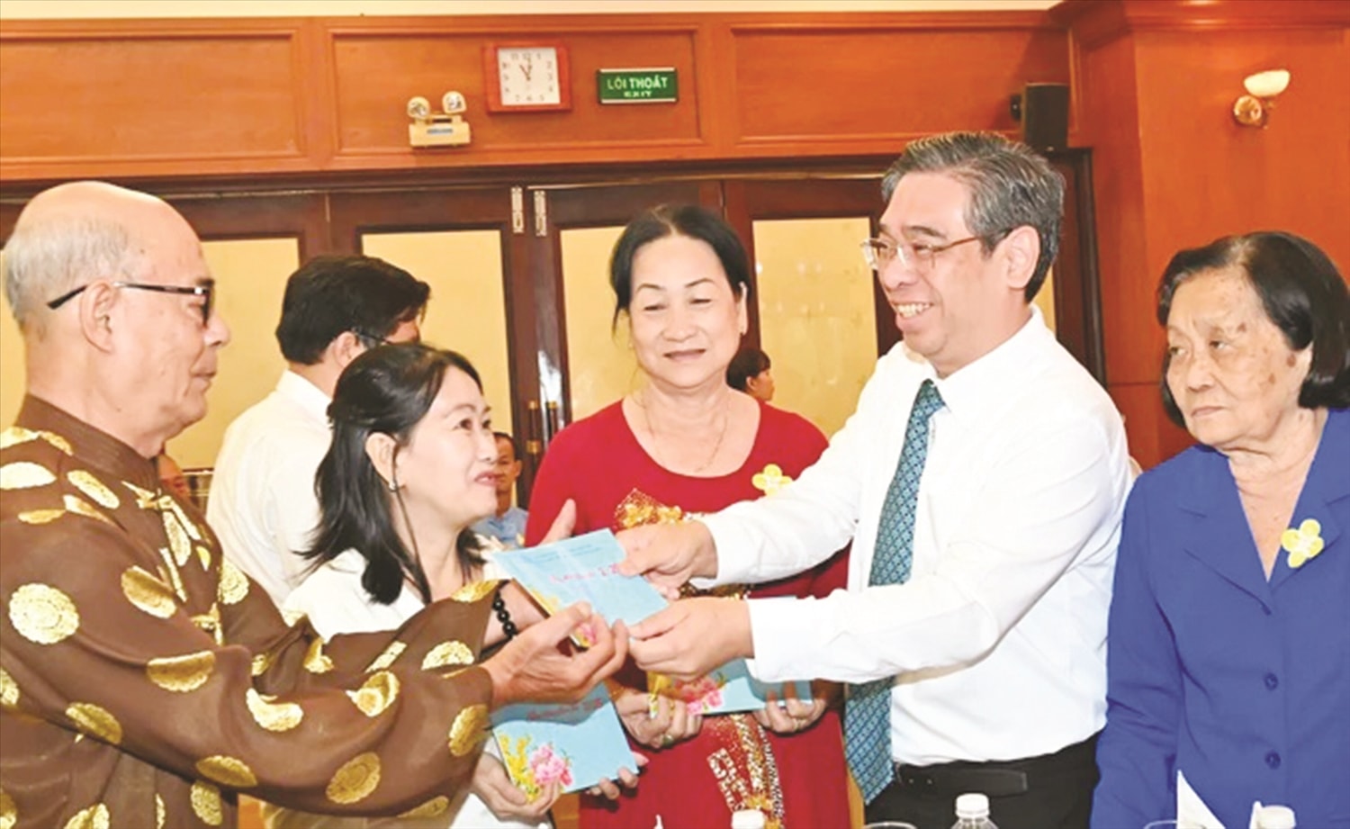 Ông Nguyễn Phước Lộc, Phó Bí thư Thành ủy, Chủ tịch Ủy ban MTTQ Việt Nam TP. Hồ Chí Minh  thăm hỏi, trao quà cho Người có uy tín trong đồng bào DTTS