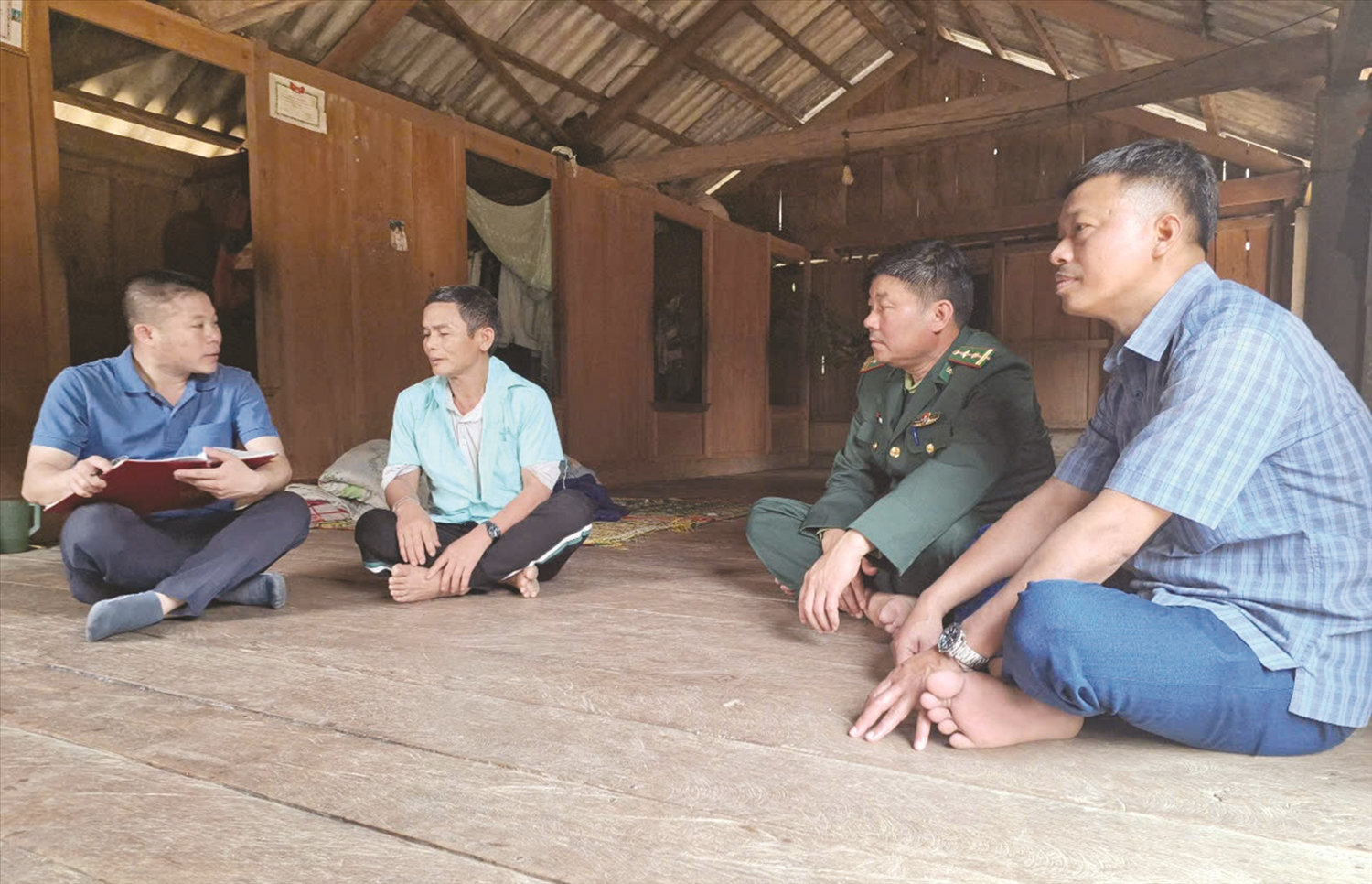 Người có uy tín Hồ Xoi (thứ 2 từ trái  qua phải) luôn gương mẫu, đi đầu trong  các phong trào ở bản