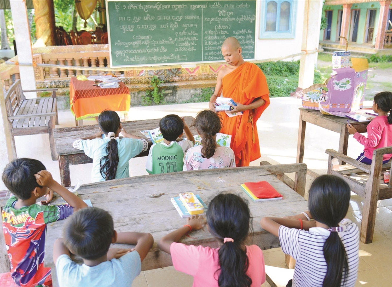 Nhà sư chùa Serey Tamon trực tiếp đứng lớp giảng dạy chữ Khmer Nhà sư chùa Serey Tamon trực tiếp đứng lớp giảng dạy chữ Khmer