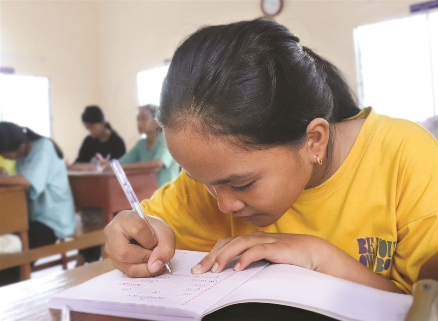 Học sinh tham gia lớp học tiếng Khmer được đào tạo chương trình tiếng Khmer cấp tiểu học theo quy định của Bộ Giáo dục và Đào tạo Học sinh tham gia lớp học tiếng Khmer được đào tạo chương trình tiếng Khmer cấp tiểu học theo quy định của Bộ Giáo dục và Đào tạo