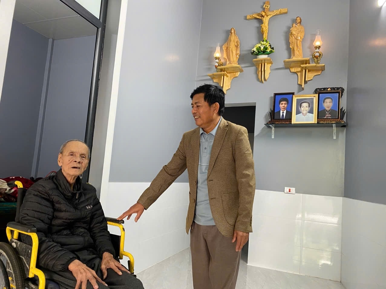 Giáo dân Nguyễn Văn Huynh (người ngồi) chia sẻ niềm vui khi được Cha xứ, cộng đoàn và chính quyền sở tại hỗ trợ xây dựng nhà ở Giáo dân Nguyễn Văn Huynh (người ngồi) chia sẻ niềm vui khi được Cha xứ, cộng đoàn và chính quyền sở tại hỗ trợ xây dựng nhà ở