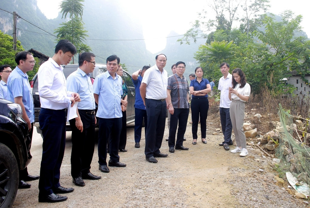 Đoàn giám sát của HĐND tỉnh Cao Bằng khảo sát công trình đường nông thôn Tềnh Bó - Pò Tẻn ở xã Cách Linh, huyện Quảng Hòa được đầu tư từ Chương trình MTQG 1719.