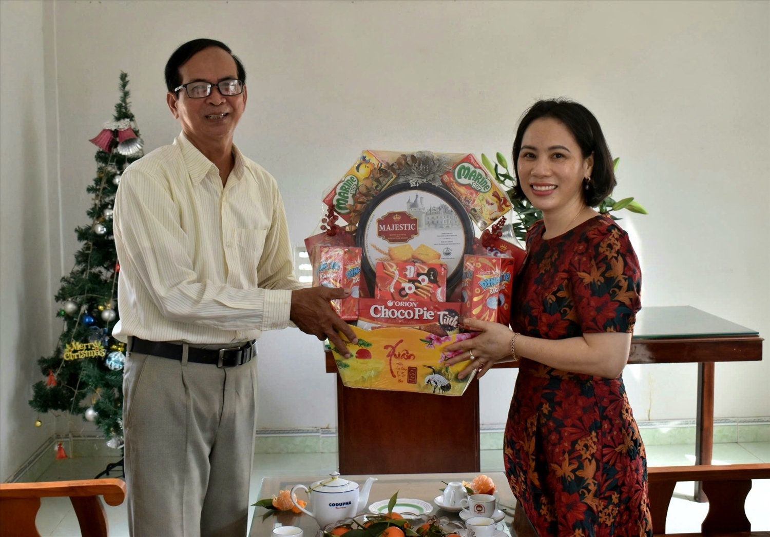 Chính quyền địa phương thường xuyên thăm hỏi động viên các chức sắc tôn giáo để họ ngày càng phát huy hơn nữa vai trò của mình