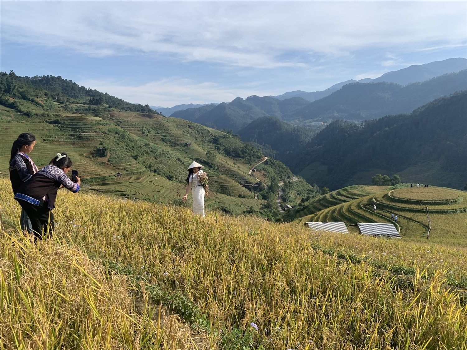 Các em nhỏ tại đồi mâm xôi La Pán Tẩn, huyện Mù Cang Chải cũng trở thành thuyết minh du lịch hoặc những nhiếp ảnh gia chuyên nghiệp