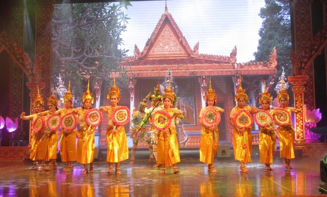 Bản sắc văn hoá truyền thống của đồng bào Khmer ngày càng được giữ gìn và phát huy. (Trong ảnh: Trình diễn nghệ thuật Khmer trong khuôn khổ Ngày hội văn hóa du lịch hằng năm của tỉnh Bạc Liêu).