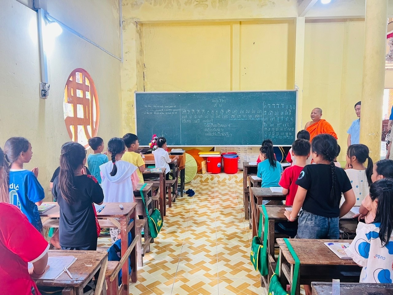 Tiết học chữ Khmer tại chùa CosĐôn. Ảnh PN
