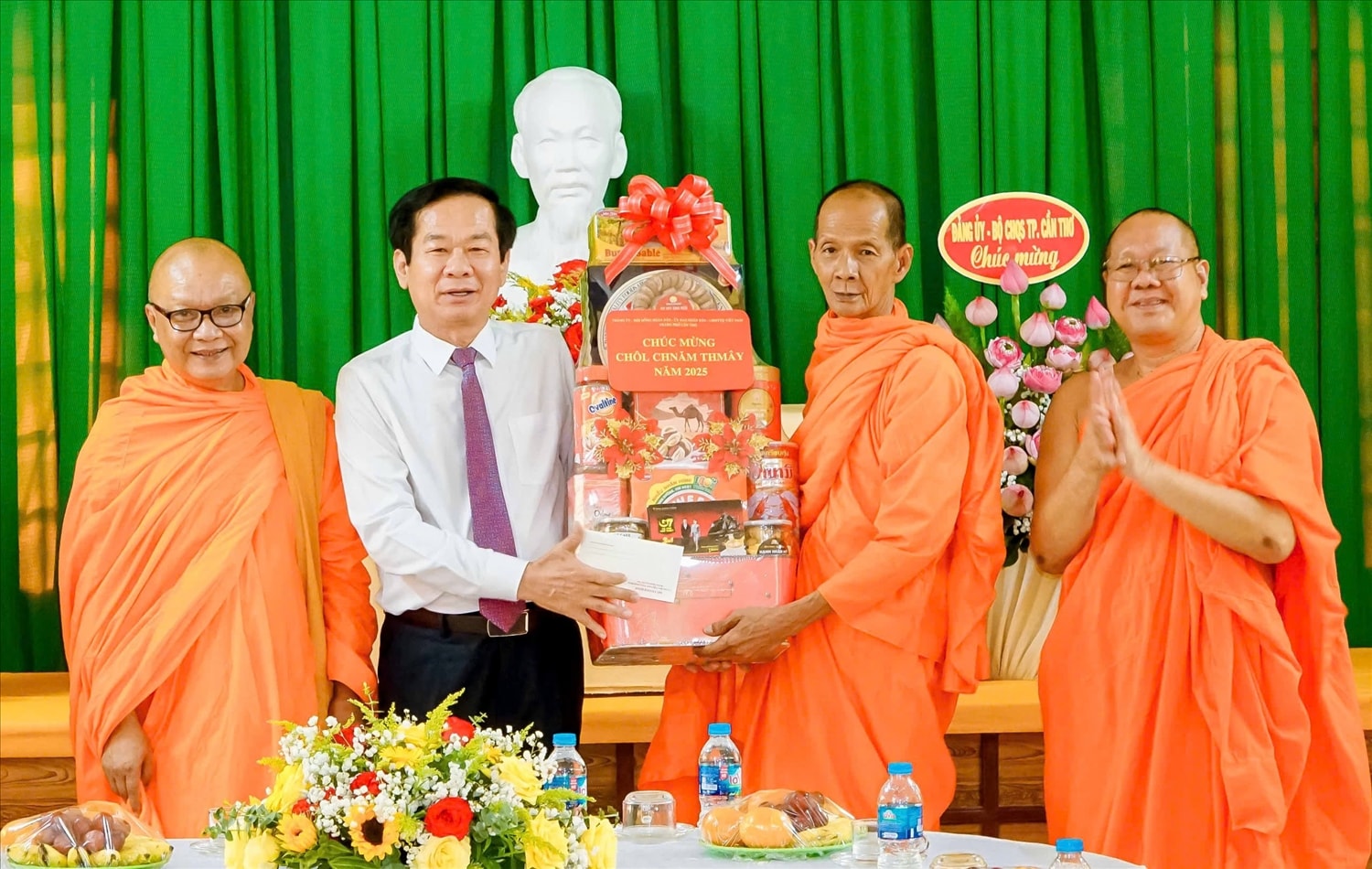 Ông Đỗ Thanh Bình, Ủy viên Ban Chấp hành Trung ương Đảng, Bí thư Thành ủy TP. Cần Thơ, trao quà chúc mừng Tết Chôl Chnăm Thmây năm 2025 cho Hội ĐKSS yêu nước TP. Cần Thơ