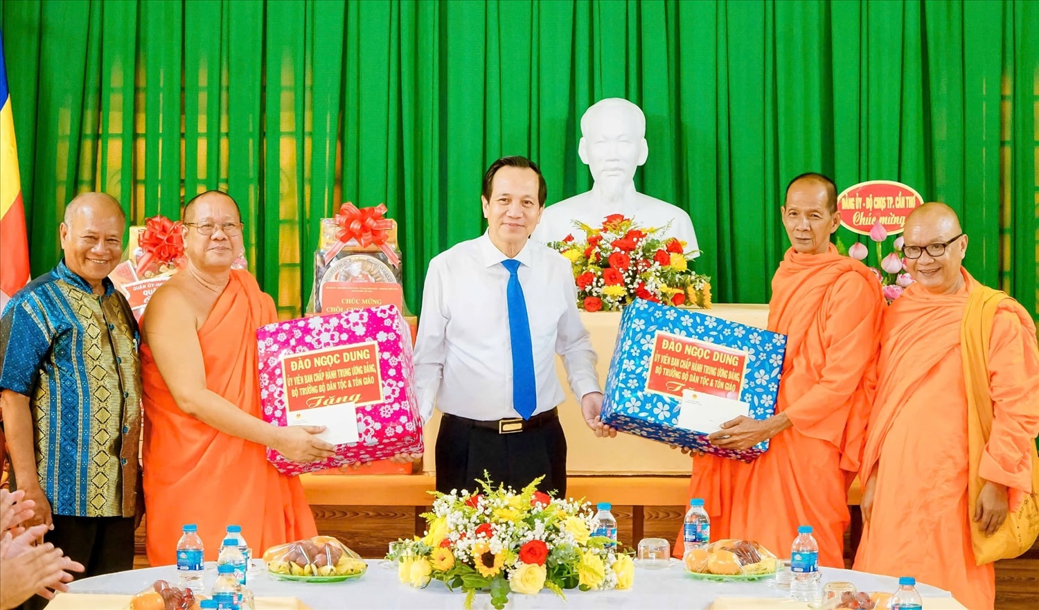 Bộ trưởng Đào Ngọc Dung trao tặng quà chúc mừng Tết Chôl Chnăm Thmây năm 2025 cho đại diện Hội và chùa Muni Răngsây