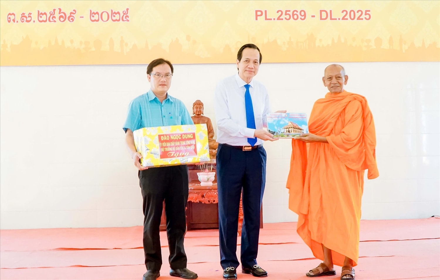 Hoà thượng Đào Như tặng bức ảnh Học viện Phật giáo Nam tông Khmer đến Bộ trưởng Bộ Dân tộc và Tôn giáo Đào Ngọc Dung Hoà thượng Đào Như tặng bức ảnh Học viện Phật giáo Nam tông Khmer đến Bộ trưởng Bộ Dân tộc và Tôn giáo Đào Ngọc Dung