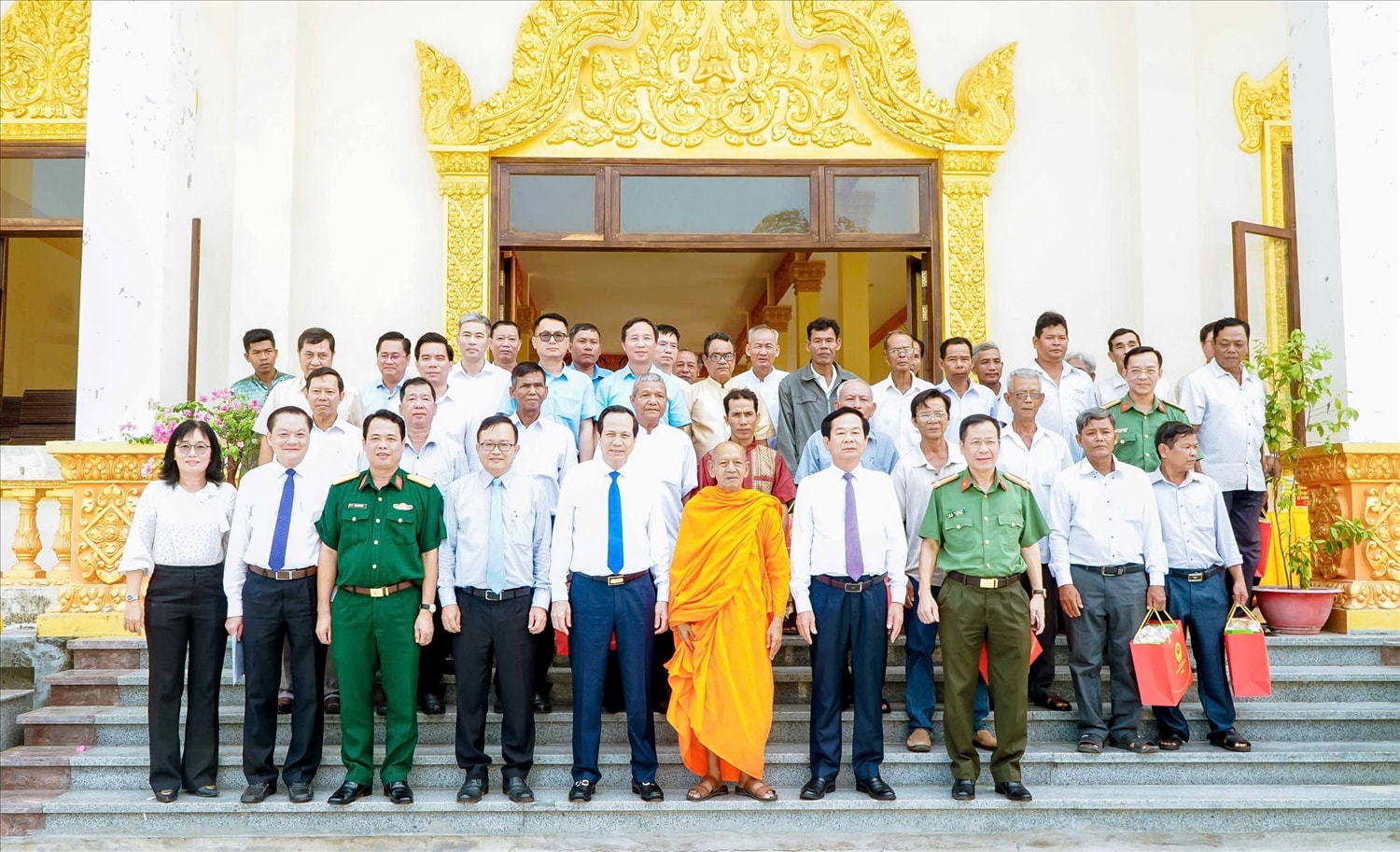 Đoàn công tác chụp ảnh lưu niệm cùng Hoà thượng Đào Như, Viện trưởng Học viện Phật giáo Nam tông Khmer Đoàn công tác chụp ảnh lưu niệm cùng Hoà thượng Đào Như, Viện trưởng Học viện Phật giáo Nam tông Khmer