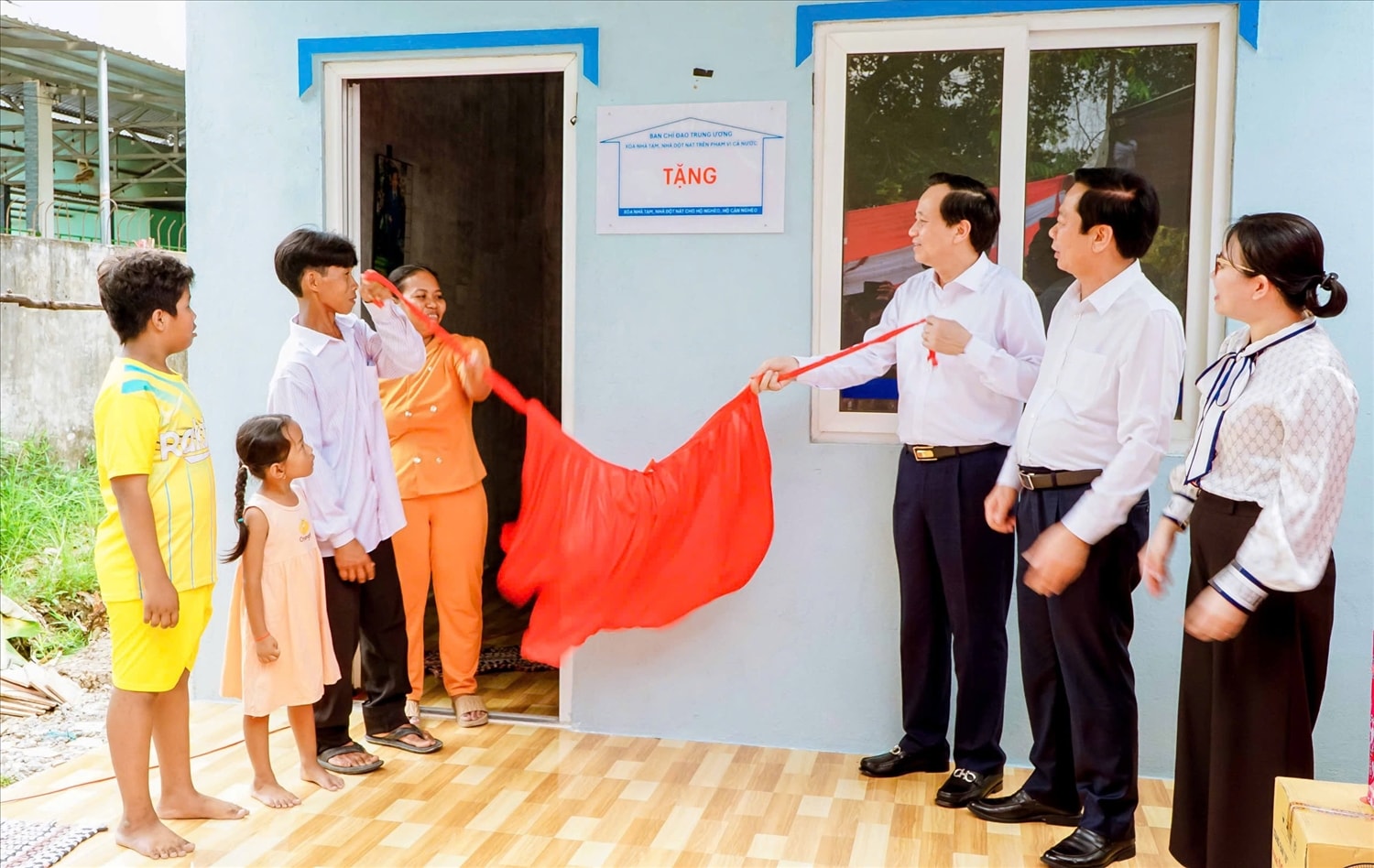 Bộ trưởng Bộ Dân tộc và Tôn giáo Đào Ngọc Dung và Bí thư Thành ủy Cần Thơ Đỗ Thanh Bình chúc mừng hộ gia đình ông Thạch Trung Thái (huyện Thới Lai, TP, Cần Thơ) được nhận nhà mới kịp đón tết cổ truyền của đồng bào dân tộc Khmer