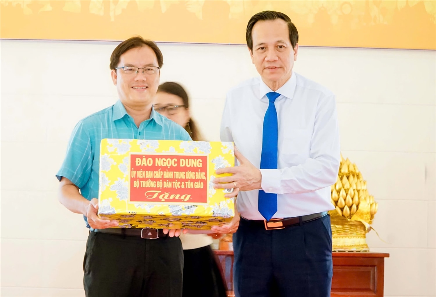 Bộ trưởng Bộ Dân tộc và Tôn giáo Đào Ngọc Dung trao quà đến đại diện Trường Phổ thông Dân tộc nội trú Bộ trưởng Bộ Dân tộc và Tôn giáo Đào Ngọc Dung trao quà đến đại diện Trường Phổ thông Dân tộc nội trú.