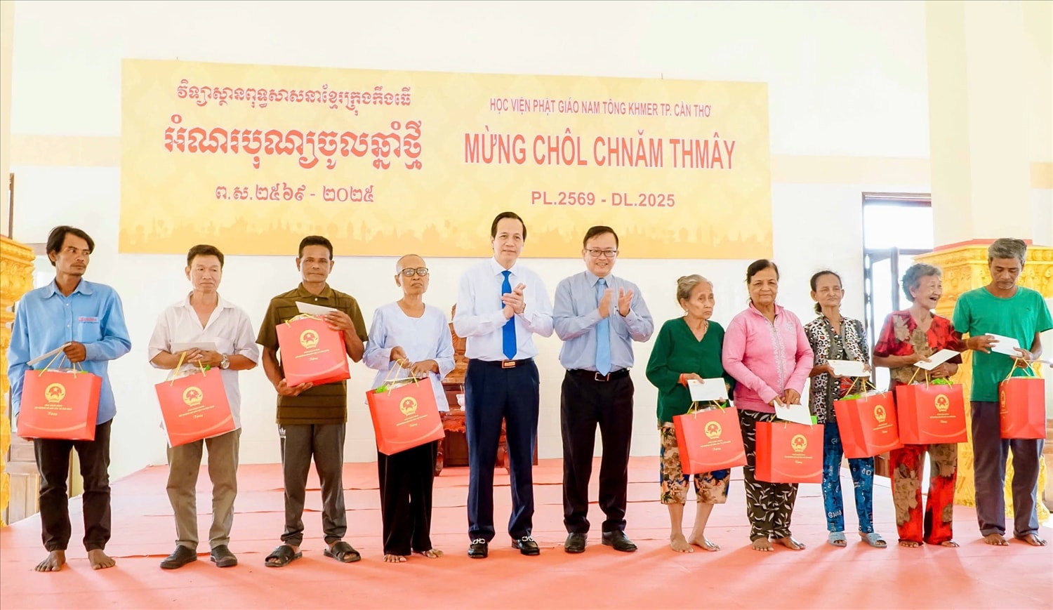 Bộ trưởng Bộ Dân tộc và Tôn giáo Đào Ngọc Dung và Chủ tịch Uỷ ban MTTQ Việt Nam TP. Cần Thơ Nguyễn Trung Nhân trao quà đến hộ gia đình có hoàn cảnh khó khăn Bộ trưởng Bộ Dân tộc và Tôn giáo Đào Ngọc Dung và Chủ tịch Uỷ ban MTTQ Việt Nam TP. Cần Thơ Nguyễn Trung Nhân trao quà đến hộ gia đình có hoàn cảnh khó khăn